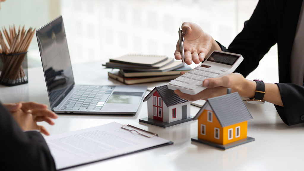 Façade immeuble commercial européen avec activité locative visible