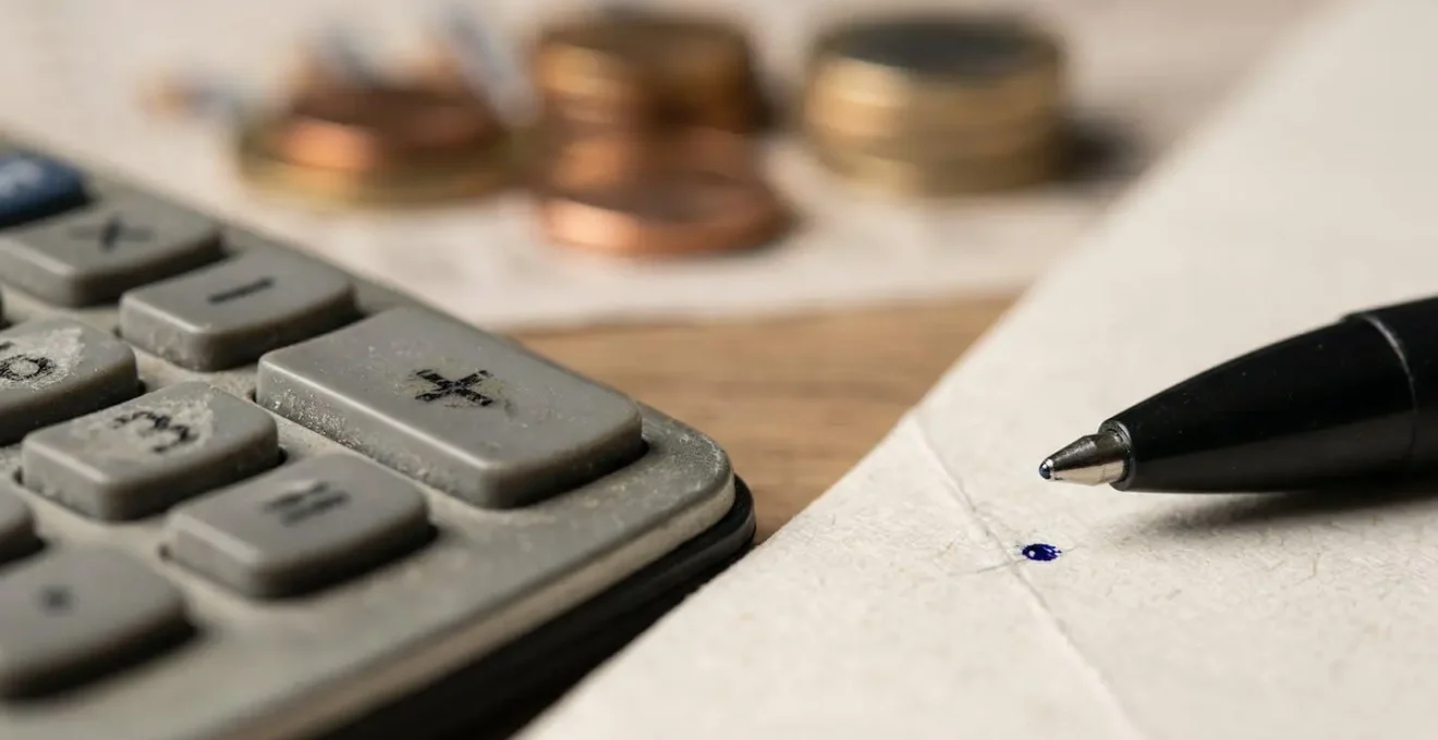 Analyse détaillée de documents financiers avec calculatrice et graphiques